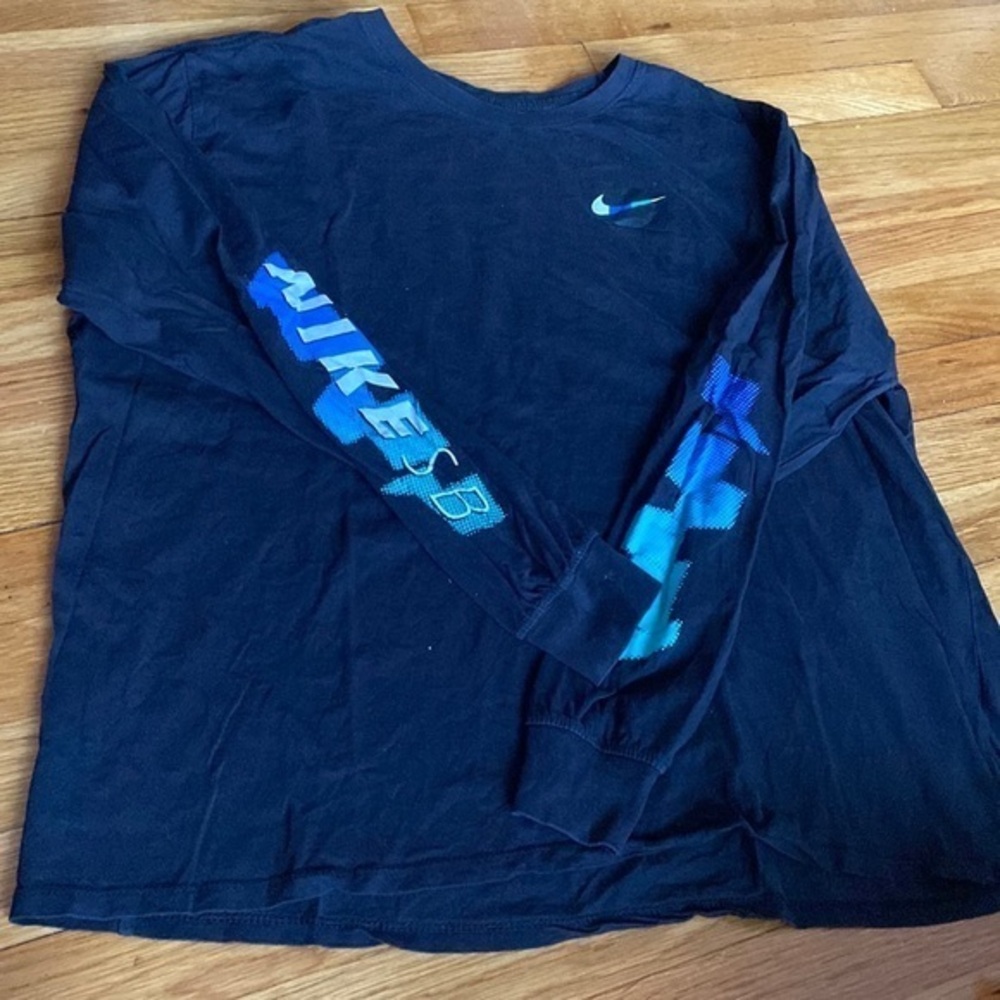 NIKE SB long sleeve t shirt XXL fit is more L/XL mark on sleeve see pics.